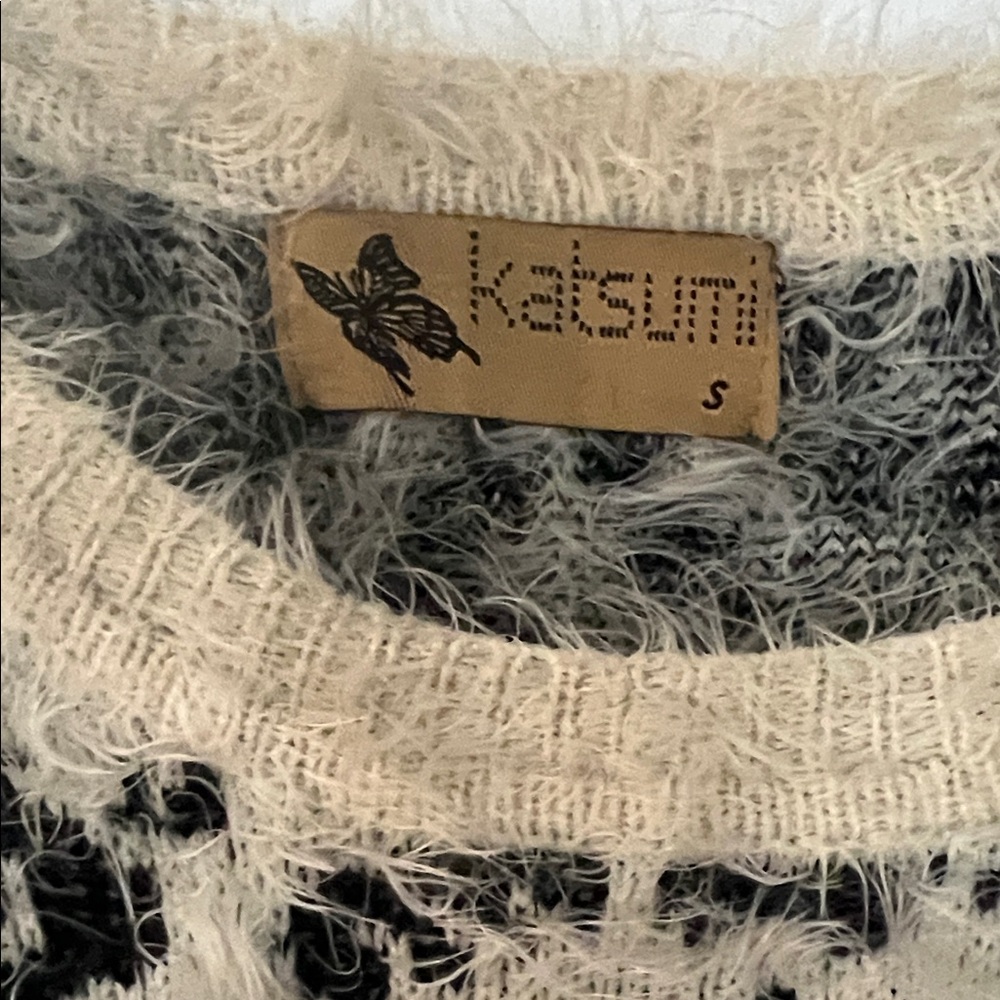 Elegant Black and Cream Floral Sweater - Picture 2 of 3